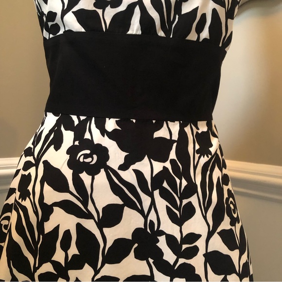 White House Black Market Black and White Floral Cocktail Dress Size 4. - Picture 5 of 7